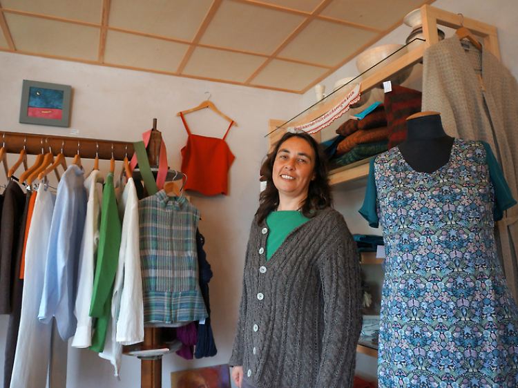 Handweberin Martina Busch in ihrem Laden in Lychen: Sie ging für einige Jahre nach Aachen, kehrte aber in die Uckermark zurück.
