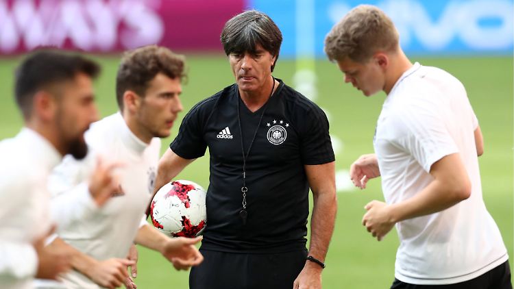 Alles im Blick oder so: Joachim Löw.
