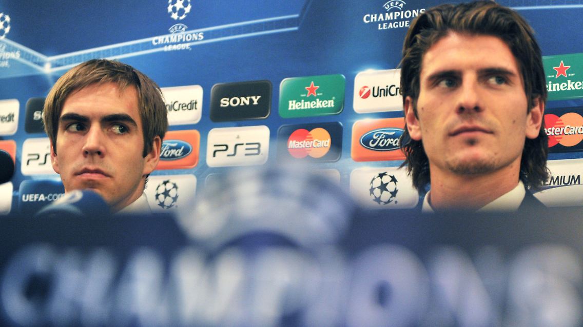 Wenn man Erster wird, kann man im Achtelfinale vielleicht den großen Favoriten ausweichen." Sagt Philipp Lahm, links, hier neben Mario Gomez.