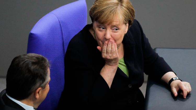 Kanzlerin Merkel von der CDU und Außenminister Gabriel von der SPD ein paar Stunden vor der Abstimmung im Bundestag.
