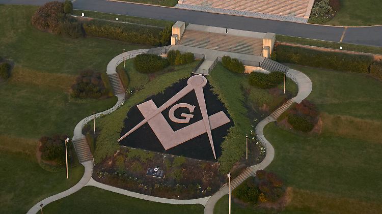 Das Symbol der Freimaurerei vor dem George Washington Masonic National Memorial in Alexandria.