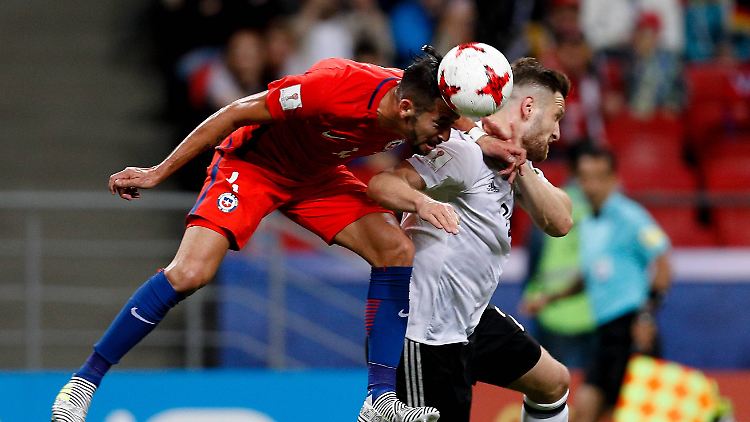 Die deutsche Mannschaft um Weltmeister Shkodran Mustafi stemmte sich erfolgreich gegen die chilenische Wucht.