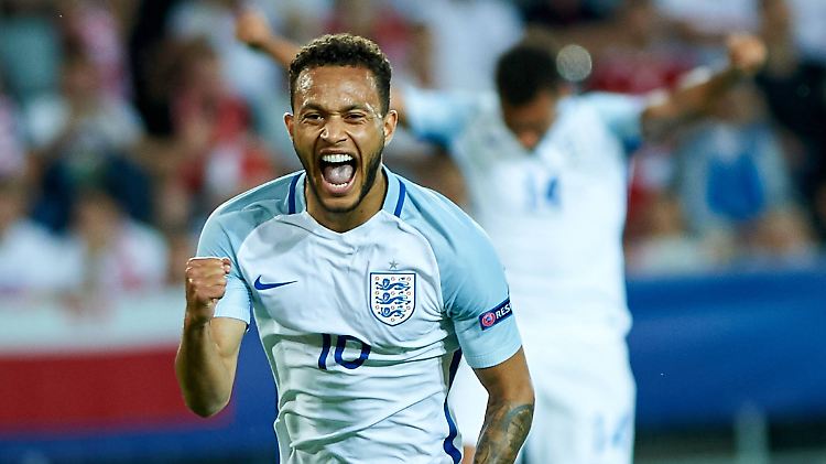 Lewis Baker traf per Elfmeter zum 3:0 für die Engländer.