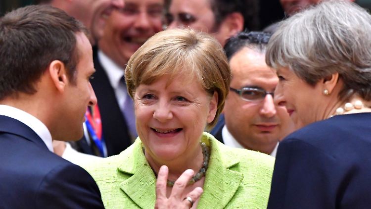 Gute Stimmung trotz Brexit-Gesprächen? Merkel (M.) und May mit Frankreichs Präsidenten Emmanuel Macron (l.).