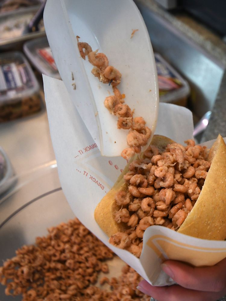 Krabbenbrötchen in Fedderwardersiel im Fischgeschäft "Fisch aus dem Meer". Der Tagespreis für ein Krabbenbrötchen lag am 19. Juni hier bei 7,50 Euro.