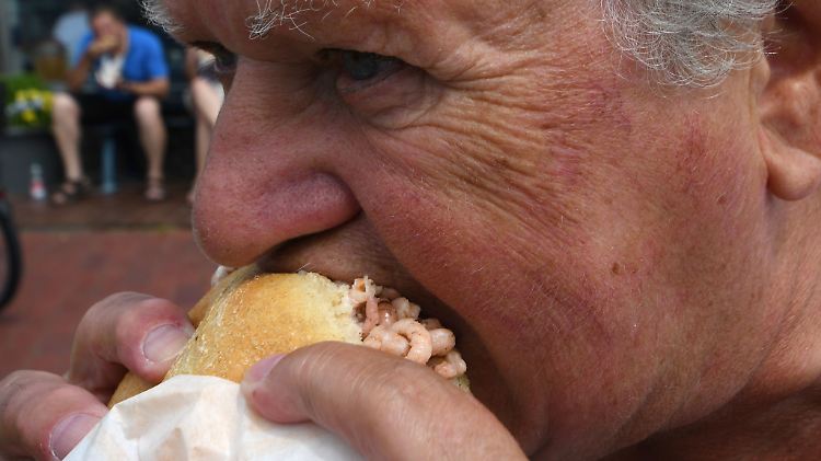 Teures Krabbenbrötchen: Wer sichs leisten kann, beißt trotzdem rein.