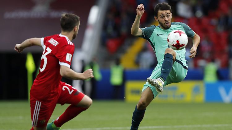 Bernardo Silva (r.) feierte gegen Russland seinen ersten internationalen Turniereinsatz.