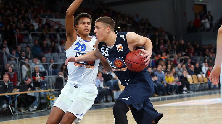 Isaiah Hartenstein (r.) wurde beim NBA-Draft von den Houston Rockets ausgewählt.
