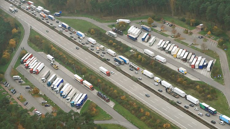 Viele Raststätten sind überfüllt mit Lkw. Fahrer müssen nachts oft auf unbewachte und unbeleuchtete Parkplätze ausweichen.