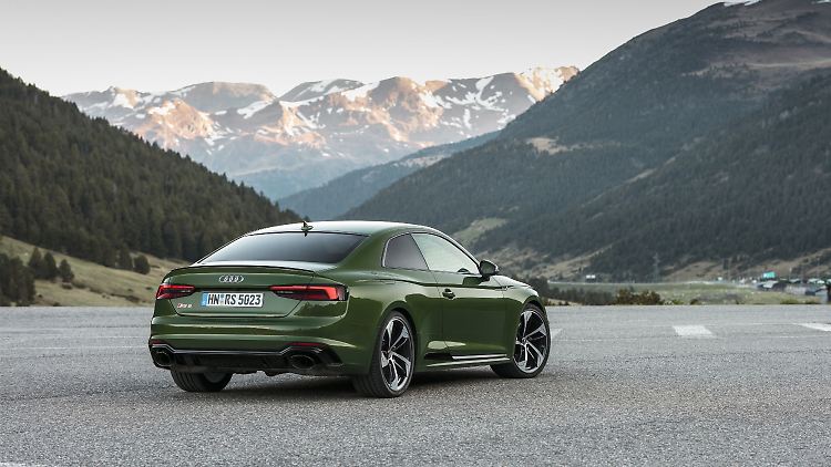 Die mächtigen Auspuffendrohren können durchaus für Rabatz sorgen, kommen aber an den V8-Sound nicht ran.