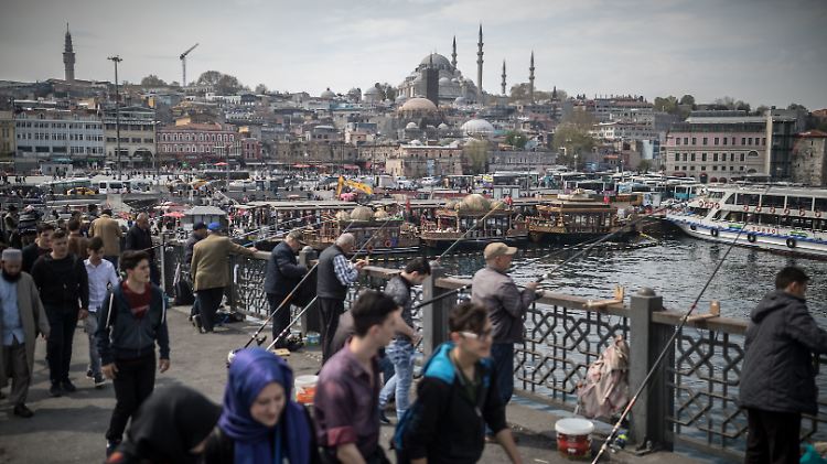 Doppelte Kaufzurückhaltung: Auch in der Metropole Istanbul ist das Ausbleiben der Touristen und die Unsicherheit vier Türken zu spüren.