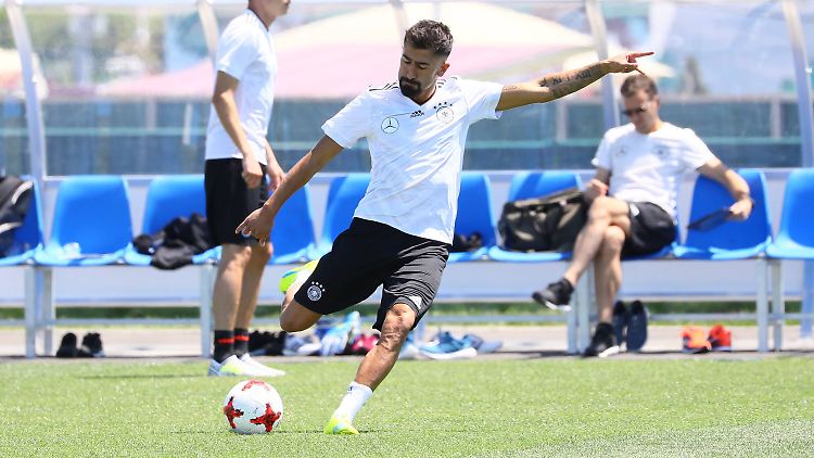 Kerem Demirbay bleibt nichts anderes übrig, als sich im Training zu zeigen und auf einen Einsatz im Spiel gegen Kamerun zu hoffen.