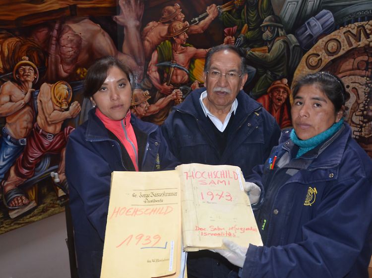 Der Direktor des bolivianischen Minenarchivs, Edgar Ramírez, zeigt mit Mitarbeiterinnen Akten zur Judenrettung des Minenbesitzers Hochschild.