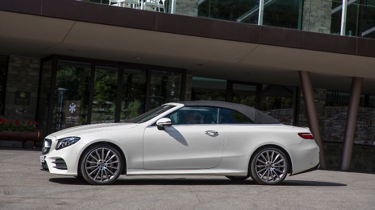 Bei geschlossenem Dach lehnt sich die Silhouette des E-Klasse Cabrios stark am Coupé an.