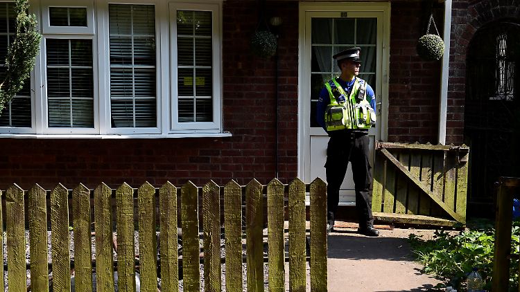 Ein Polizist bewacht das Haus des Angeklagten.