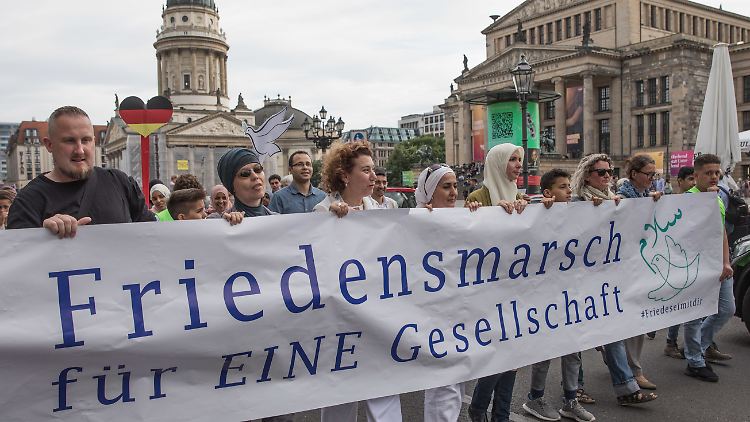 Rund 100 Demonstranten kamen zu der Kundgebung in Berlin - deutlich weniger als erwartet.