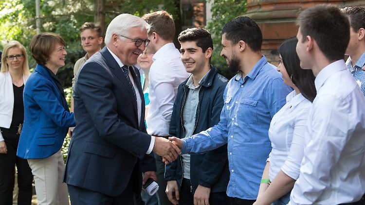 "Noch ein Bild von uns allen, bitte!" Steinmeier mit Berufsschülern in Berlin-Kreuzberg.
