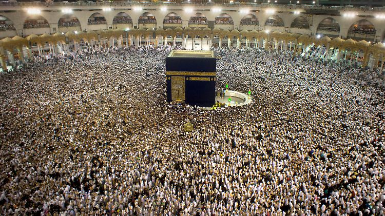 Muslime beten in der Großen Moschee während des Ramadan.