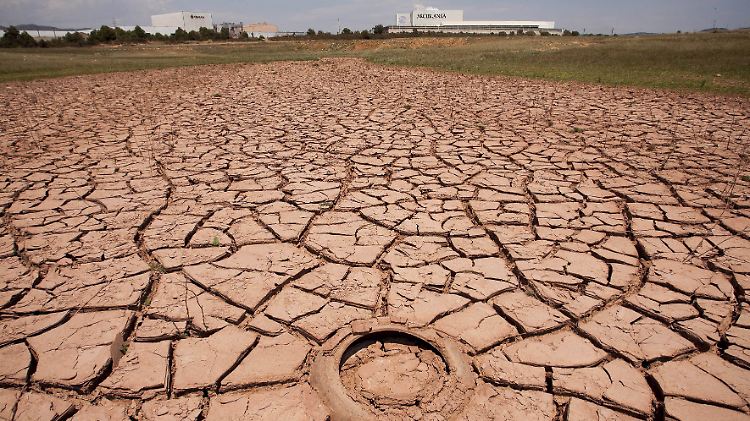 Ein ausgetrocknetes Wasserreservoir in Spanien im Jahr 2014. So könnte es dort schon bald wieder aussehen.
