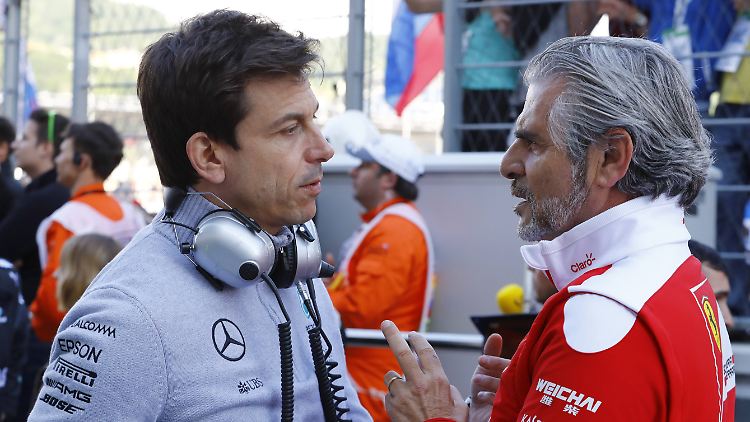Mercedes-Teamchef Toto Wollf (l.) mit seinem Ferrari-Pendant Mauricio Arrivabene.
