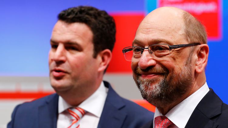 SPD-Chef Schulz (r.) und sein Generalsekretär Hubertus Heil geben sich vor dem Sonderparteitag siegesgewiss.