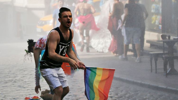 2015 waren Teilnehmer einer - von den Behörden verbotenen - Gay-Parade von der Polizei auseinandergetrieben worden.