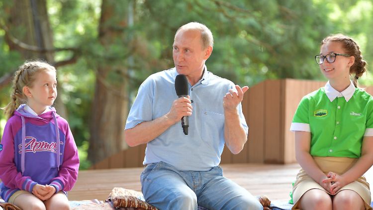 Leger gekleidet zeigt sich Putin bei seinem Besuch des Artek-Ferienlagers.