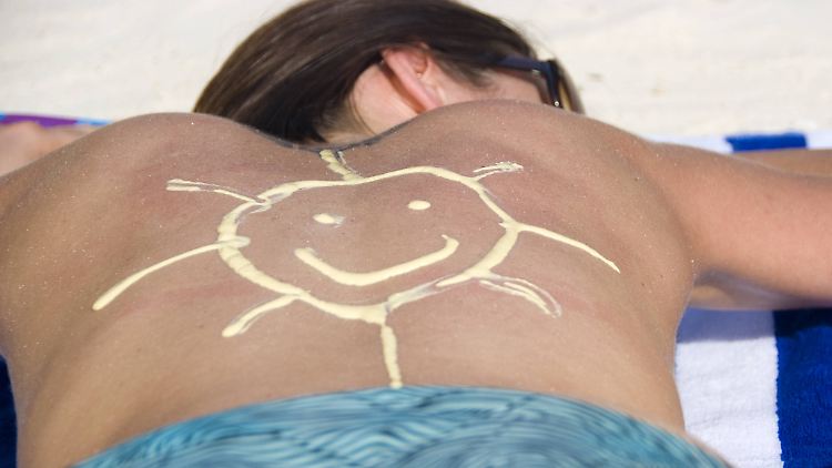 Neben Sonnencreme können auch Schmerzmittel und Urin negative Auswirkungen auf Meerestiere haben.
