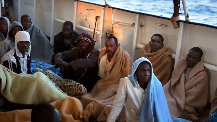 Allein die spanische Küstenwache griff in den vergangenen Tagen Hunderte Flüchtlinge auf dem Mittelmeer auf.