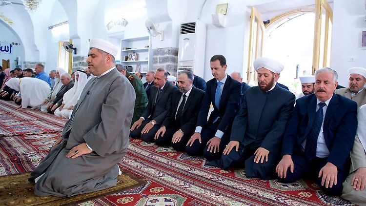 Baschar al-Assad beim Gebet in Hama.