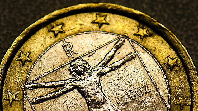 Eine italienische Euromünze: Die italienische Regierung muss vor der Öffnung der Veneto-Banken am Montag eine Lösung zur Rettung präsentieren, sonst könnten Sparer in Panik geraten. 