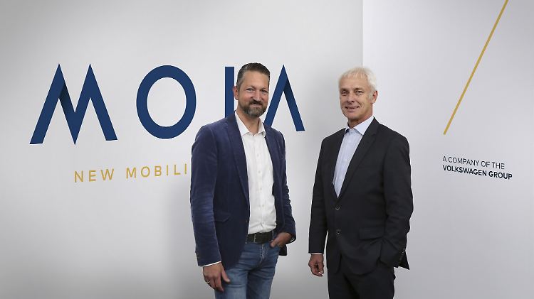 VW-Chef Matthias Müller (r) mit  Moia-Chef Ole Harms.