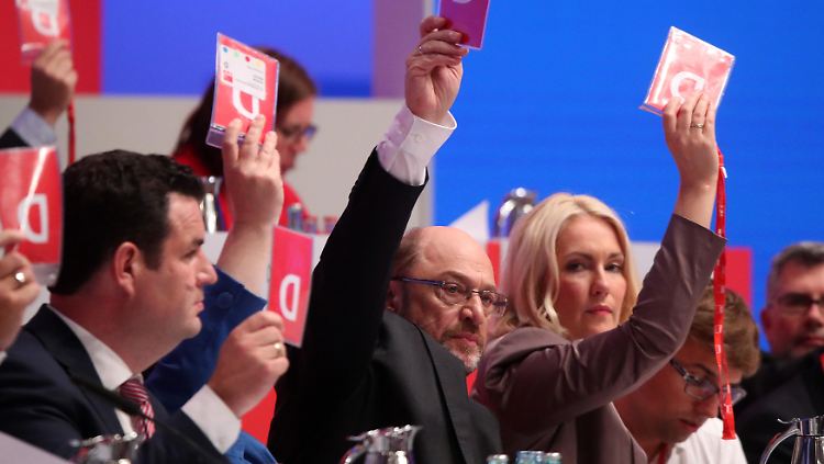 SPD-Chef Schulz (M.), Generalsekretär Heil und Parteivize Manuela Schwesig bei der Abstimmung.