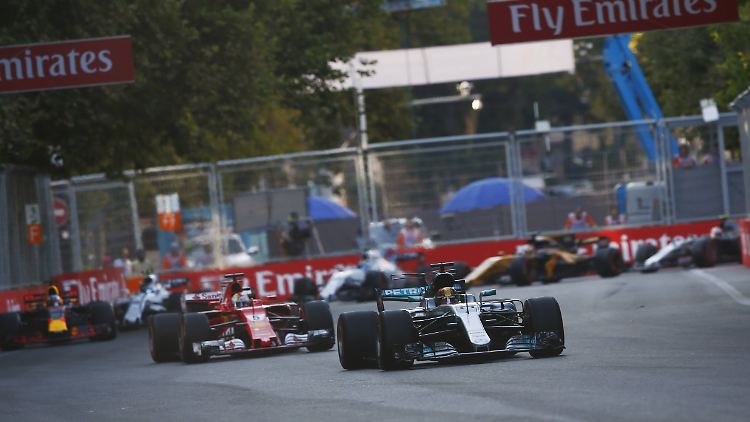 Sebastian Vettel und Lewis Hamilton lieferten sich in Baku ein hartes Duell.