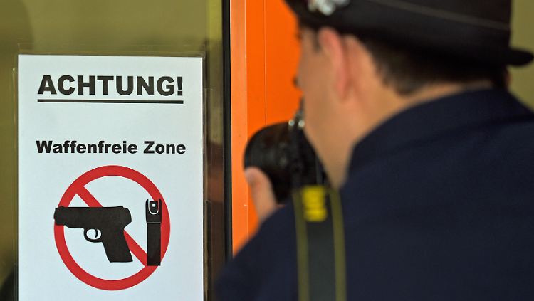Waffenfreie Zone in einem temporären Gefängnis beim G20-Gipfel.