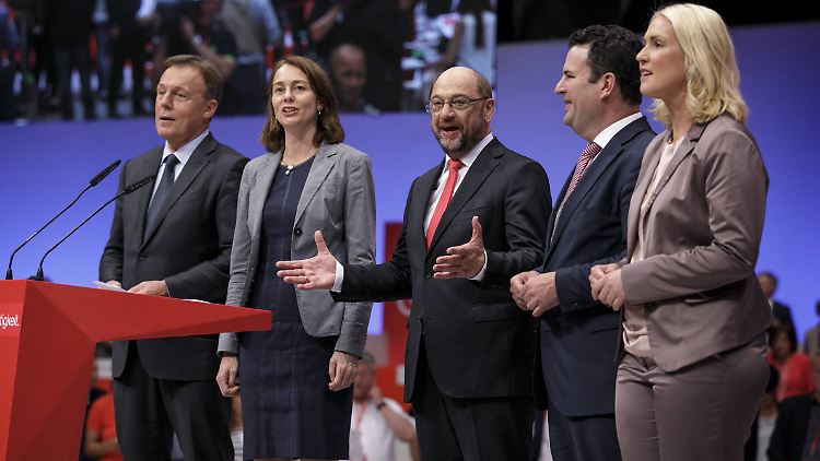 SPD-Kanzlerkandidat Schulz schwört seine Partei auf die Aufholjagd bis zur Bundestagswahl ein. 