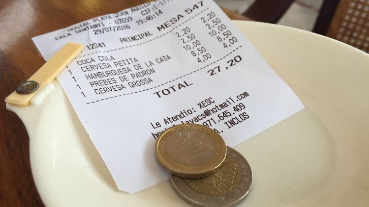 Auch das Trinkgeld kann von Unternehmern steuerlich als Betriebsausgabe abgesetzt werden. 