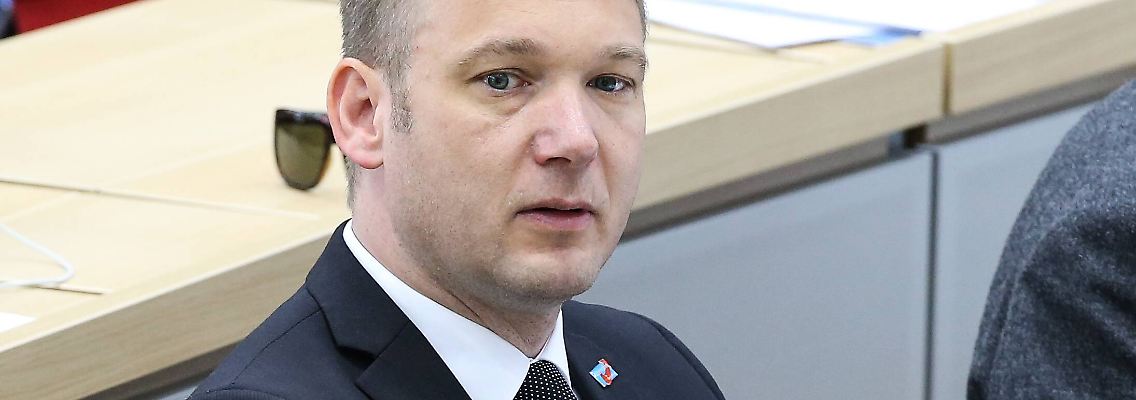Poggenburg handelt sich eine Rüge ein - seine rechten Slogans waren auch Parteichefin Petry aufgestoßen.