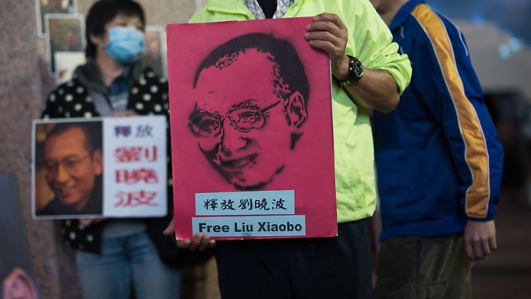 Zum 60. Geburtstag von Liu Xiaobo fordern Demonstranten 2015 seine Freilassung.