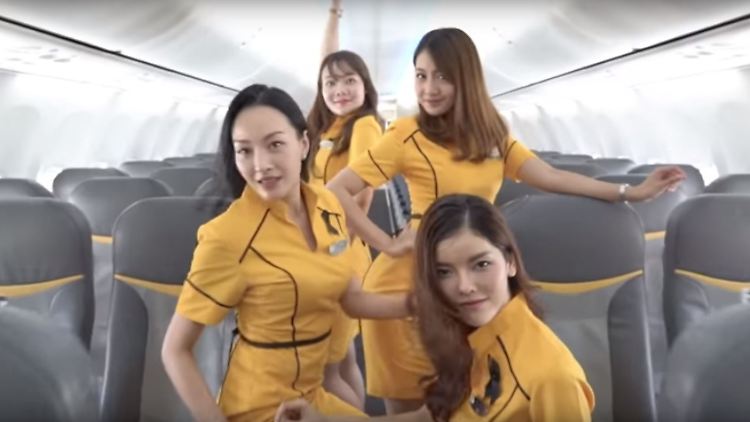 Britney x 4: Stewardessen der Fluglinie Nok Air.