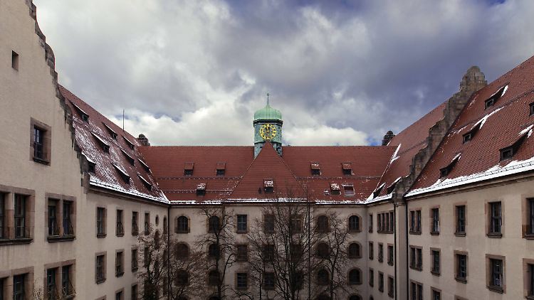 Die Öffentlichkeit wurde nach der Verlesung der Anklage von der Verhandlung ausgeschlossen. (Landgericht Nürnberg)