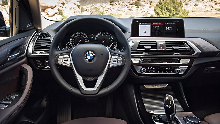 Im Inneraum des X3 wurden vor allem Strukturen und Linien verändert ohne das BMW-typische zu zerstören.