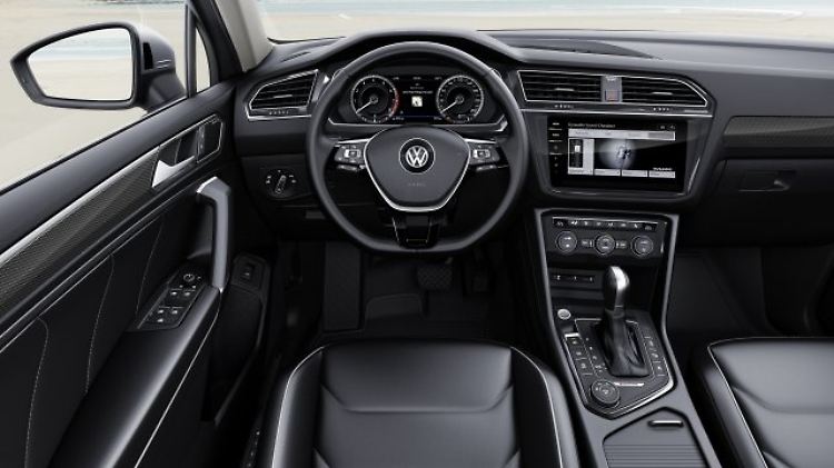 Der Innenraum ist typisch Volkswagen.