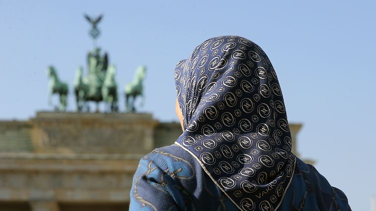 Die muslimische Lehrerin, die eine Absage bekommen hatte, muss vom Land Berlin entschädigt werden.