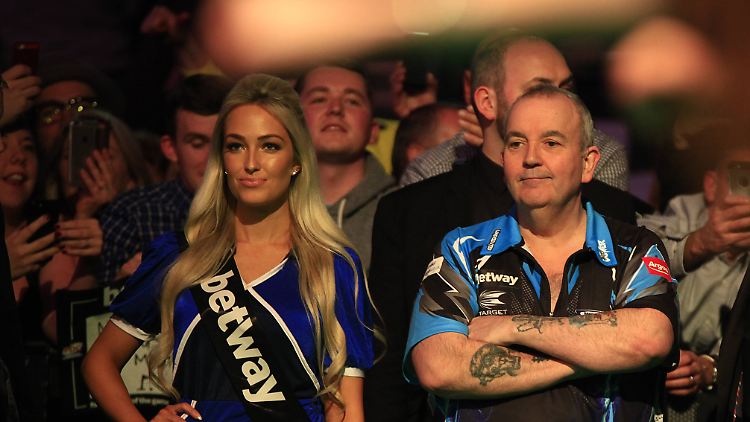 Bald soll das schöne Hemd lockerer sitzen: Phil Taylor will abnehmen.