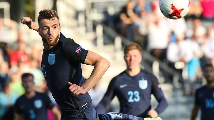 Verteidiger Calum Chambers schwärmt von seinen Mitspielern. Können sie auch gegen Deutschlands Junioren bestehen?