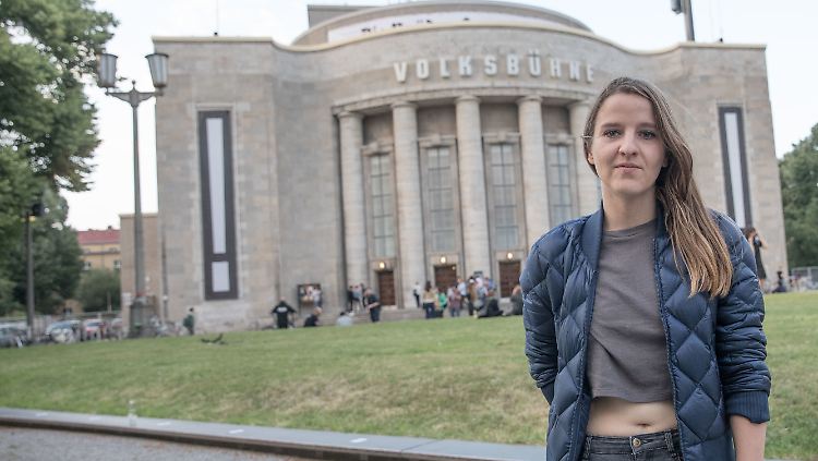 Die Berliner Volksbühne hat in Helene Hegemanns "Axolotl Overkill" mehrere kleine Gastauftritte.
