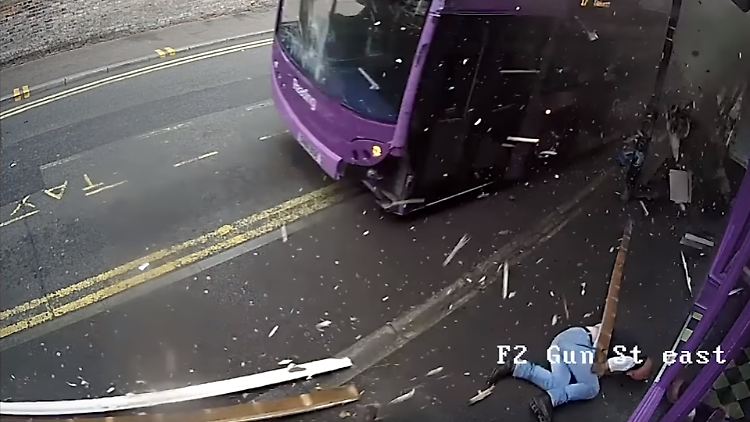 Glücklicherweise gerät Simon Smith nach dem Zusammenprall nicht unter den Bus.