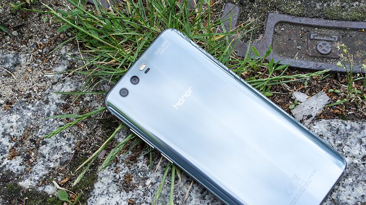 Das graue Honor 9 schimmert unter freiem blau.