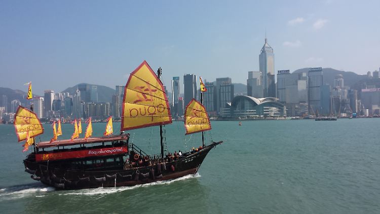 Eine Dschunke vor der Skyline Hongkongs.